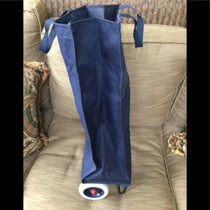 Large tote on wheels. EUC.